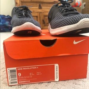 Nike Revolution 4